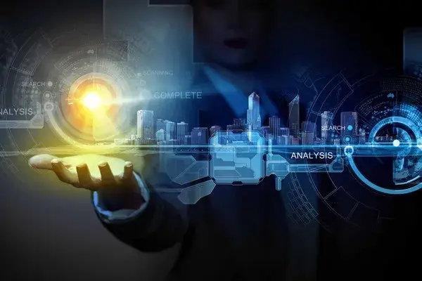 Representación futurista de tecnología aplicada a la minería con gráficos digitales y una ciudad holográfica proyectada desde la mano de una persona.

